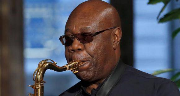 Manu Dibango - Papy Groove - Veteran saxophone legend Manu Dibango dies due to Coronavirus at the age of 86 - pinkvilla.com - city Paris - Cameroon - state Covid