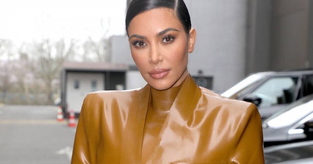 Kim Kardashian - Kanye West - Kim Kardashian fans beg to quarantine at her enormous mansion with two pools - mirror.co.uk - Usa - city Chicago