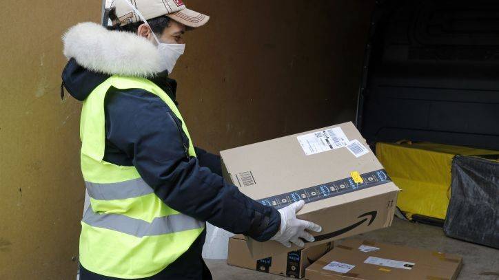 Some Amazon orders taking up to a month to ship as company announces delay on non-essential items - fox29.com - Los Angeles