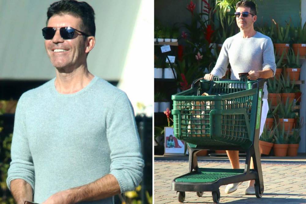 Simon Cowell - Simon Cowell smiles as he hits the supermarket in LA amid coronavirus lockdown - thesun.co.uk - Usa - Los Angeles - city Los Angeles