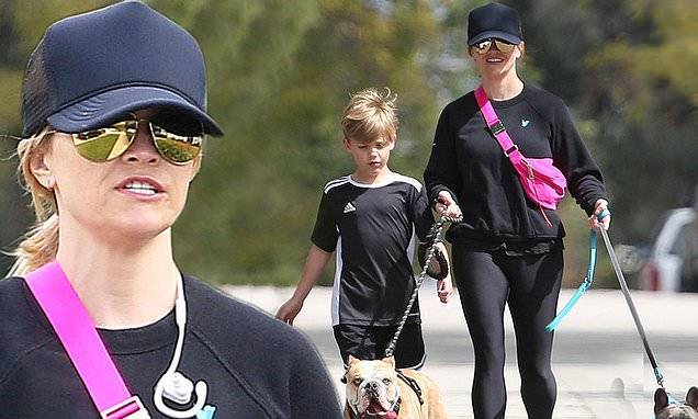 Reese Witherspoon - Reese Witherspoon looks lowkey in all black outfit with a neon pink bag while walking her dogs - dailymail.co.uk - Los Angeles - state California - state Tennessee