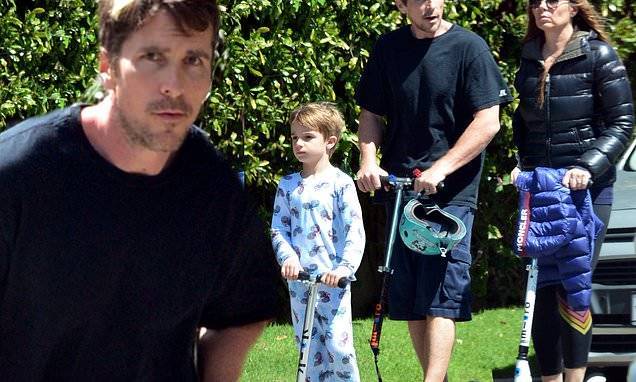 Ford V (V) - Christian Bale joins his wife Sibi and son Joseph for a scooter ride through their neighborhood - dailymail.co.uk - Los Angeles - state California