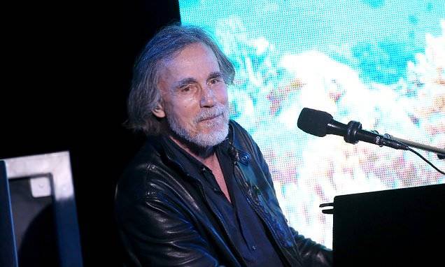 Jackson Browne - Jackson Browne, 71, says he's tested positive for COVID-19 and has 'pretty mild' symptoms - dailymail.co.uk - Los Angeles - state California - city Los Angeles