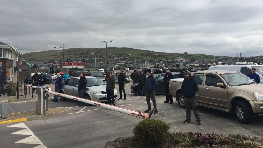 Fishing representatives urge protesters to end blockade - rte.ie