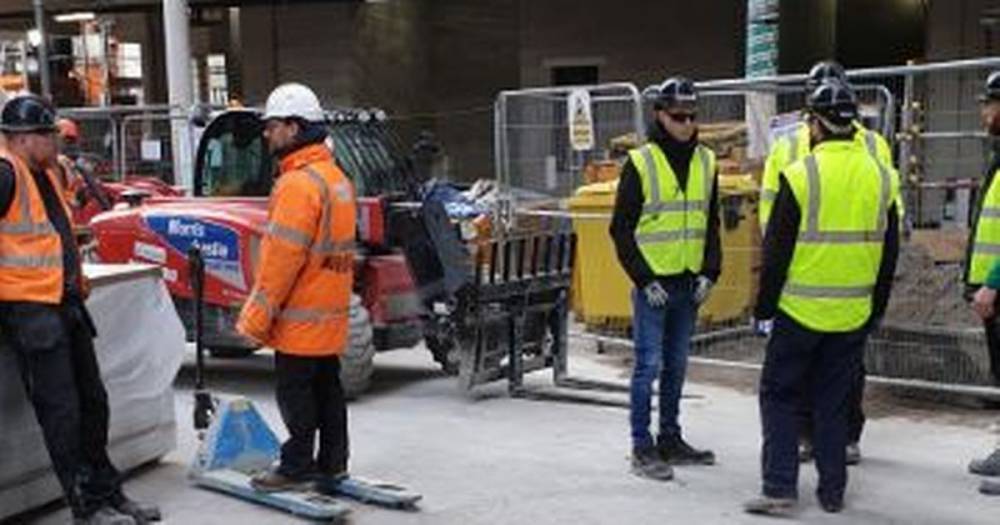 Greater Manchester - Pictured side by side on site - construction workers in Manchester as the government resists growing pressure to halt all building work - manchestereveningnews.co.uk - city Manchester