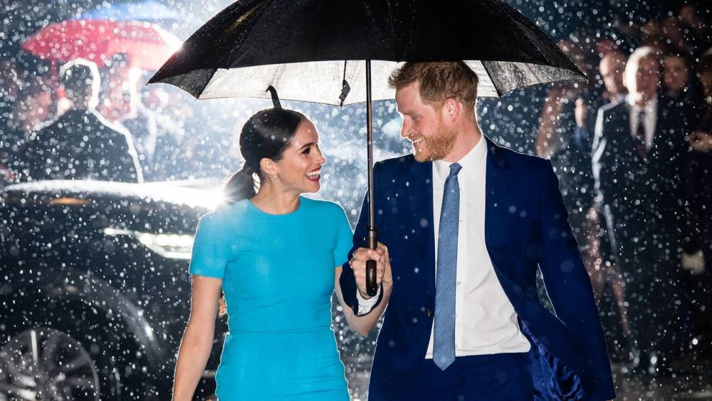 Meghan Markle - prince Harry - That Magical Photo of Meghan Markle and Prince Harry in the Rain Has the Most Interesting Backstory - glamour.com - city London