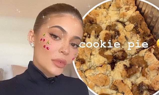 Kylie Jenner - Stormi Webster - Kylie Jenner bakes 'cookie pie' and sticks crystals in her burning candles - dailymail.co.uk - Usa