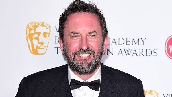 Lee Mack - Lee Mack unwell for 10 days and self-isolating at home - breakingnews.ie