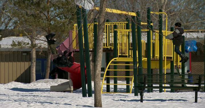 Coronavirus: Saskatoon closes playgrounds to prevent contact with equipment surfaces - globalnews.ca