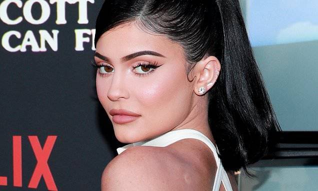 Kylie Jenner - Kylie Jenner makes $1M donation to help buy masks and protective gear for doctors - dailymail.co.uk