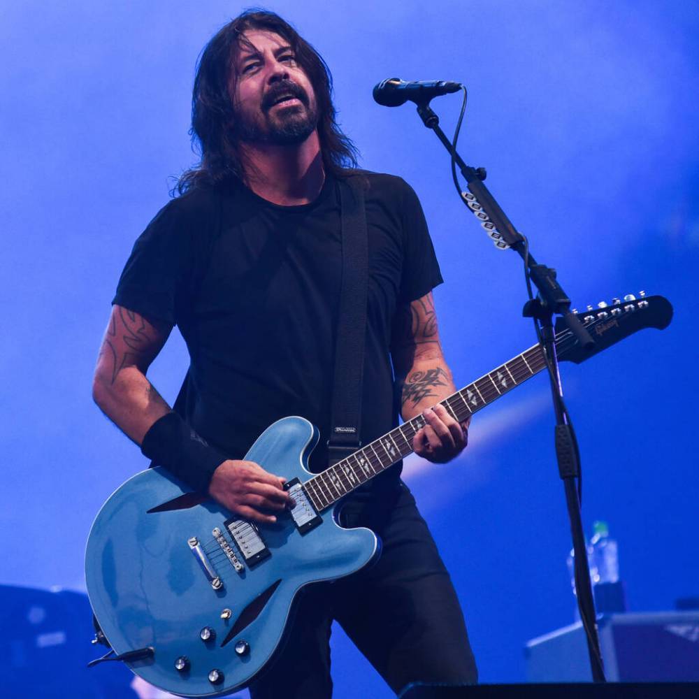 Dave Grohl - Foo Fighters - Dave Grohl to entertain fans with ‘true short stories’ during coronavirus lockdown - peoplemagazine.co.za - Britain