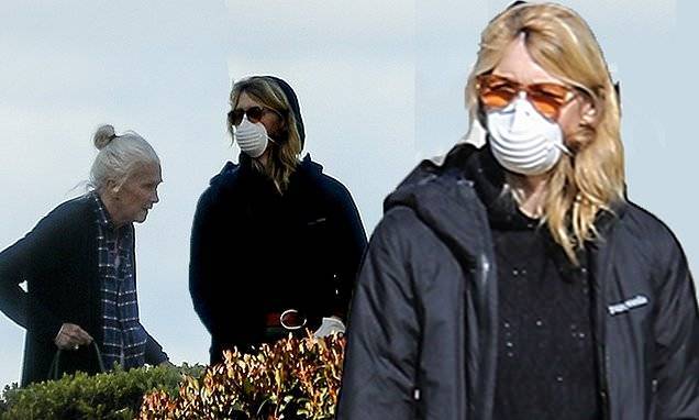 Laura Dern - Little Lies - Laura Dern puts on a mask as she spends time with her mother Diane Ladd - dailymail.co.uk - Usa - county Pacific - state California - county Ocean
