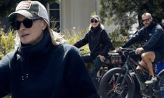 Robin Wright - Clement Giraudet - Robin Wright, 53, enjoys a bike ride with husband Clement Giraudet, 35, around LA - dailymail.co.uk - Los Angeles - city Los Angeles