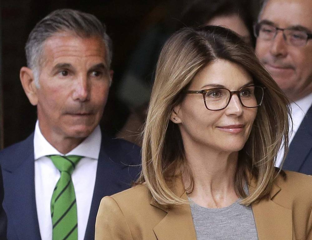 Lori Loughlin - Mossimo Giannulli - Loughlin, Giannulli: College bribery charges must be tossed - clickorlando.com - city Boston