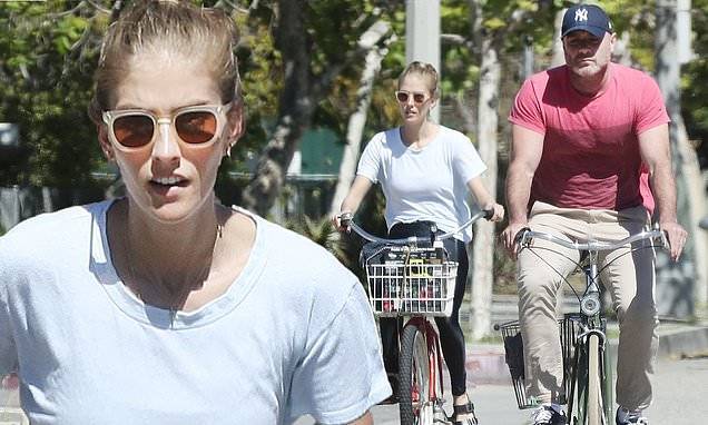 Taylor Neisen - Liev Schreiber and girlfriend Taylor Neisen get some fresh air on bike ride in LA's Venice Beach - dailymail.co.uk - New York - state California