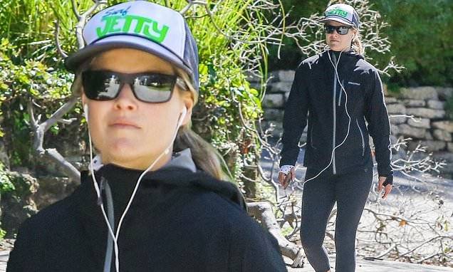 Ali Larter keeps her cool as she takes a hike through the Pacific Palisades while isolating herself - dailymail.co.uk - county Pacific - Los Angeles - city Los Angeles