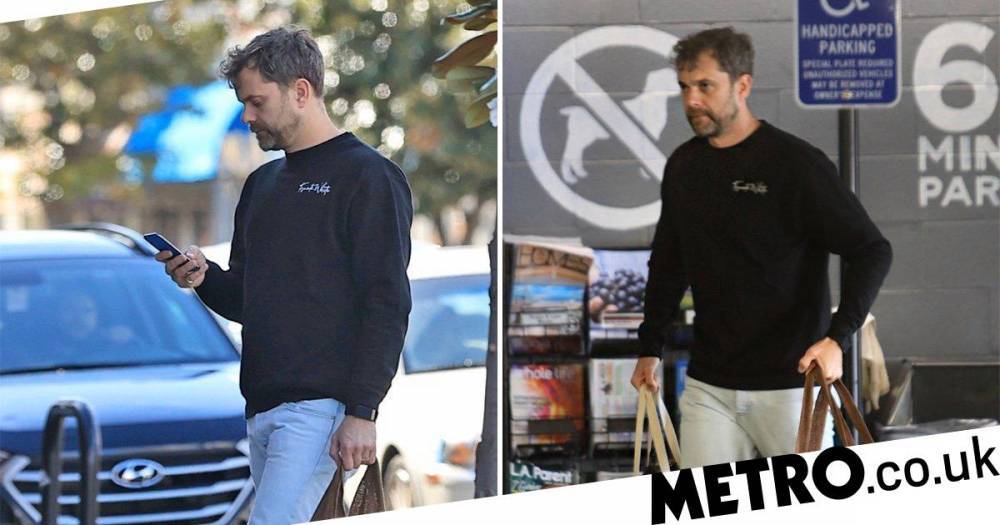 Joshua Jackson - Joshua Jackson shops for groceries day before wife Jodie Turner-Smith’s due date to have their baby - metro.co.uk