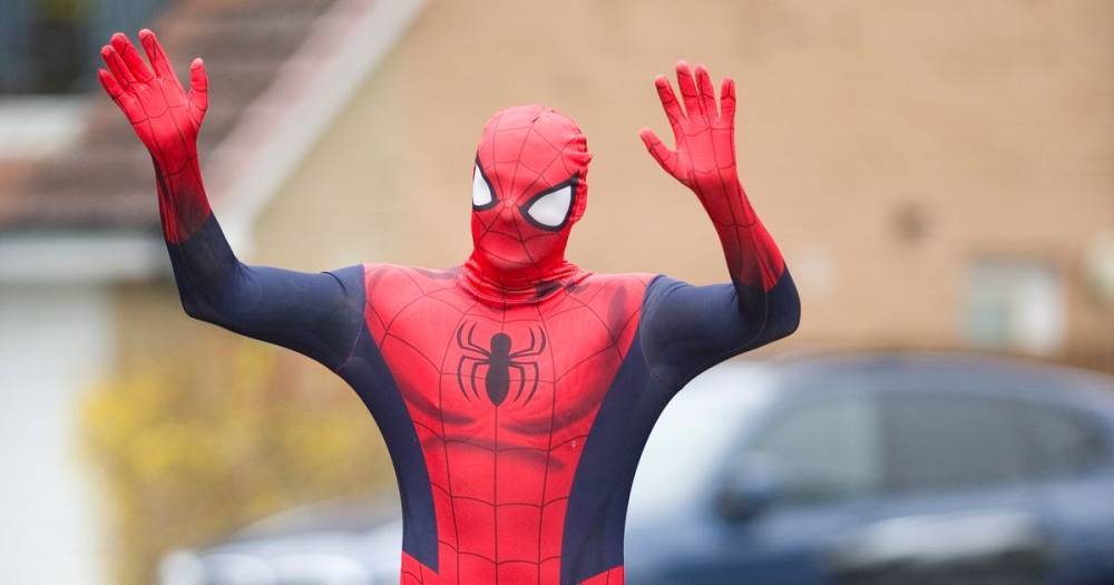 Scots dad pounds streets dressed as Spiderman to spread joy to bored kids during lockdown - dailyrecord.co.uk - Scotland