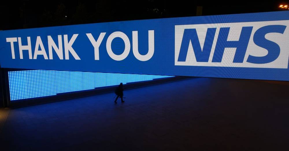 Watch the brilliant moment thousands across Manchester clapped for our NHS as city's buildings turn blue - manchestereveningnews.co.uk - city Manchester - city Media