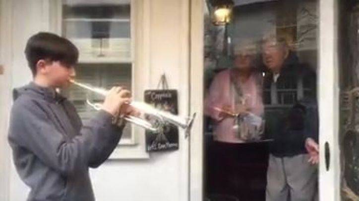 Bryn Mawr - Local teen performs trumpet solo for elderly couple while practicing social distancing - fox29.com - state Pennsylvania - state Delaware - city Ardmore, state Pennsylvania