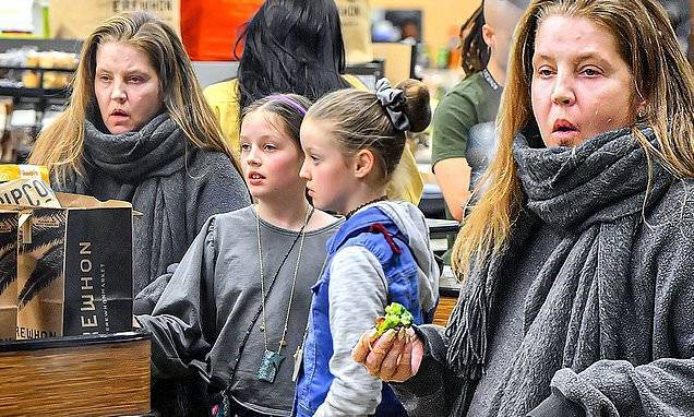 Elvis Presley - Lisa Marie Presley stays toasty in a charcoal fleece as she makes a grocery run with her daughters - dailymail.co.uk - Los Angeles