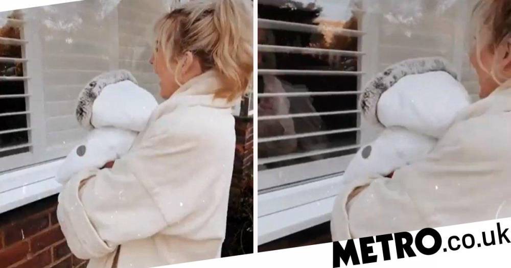 Lydia Bright - Loretta Rose - Lydia Bright brings baby Loretta Rose to see her nan through the window while she’s self-isolating - metro.co.uk