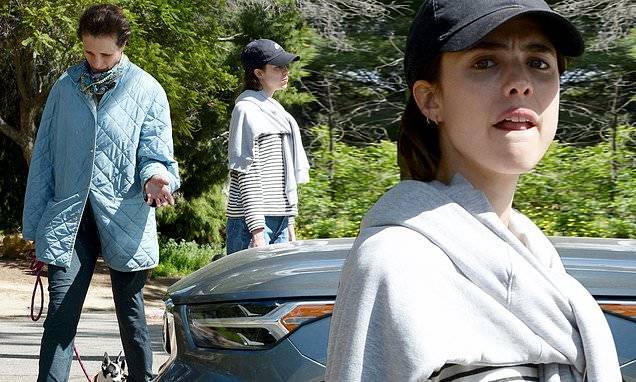 Margaret Qualley - Margaret Qualley sports a preppy casual look while hiking with mom Andie MacDowell during quarantine - dailymail.co.uk - Los Angeles - city Hollywood