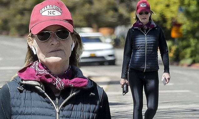 Helen Hunt - Helen Hunt, 56, is agelessly beautiful as she steps out for a sunlit walk in fitted workout gear - dailymail.co.uk - Los Angeles