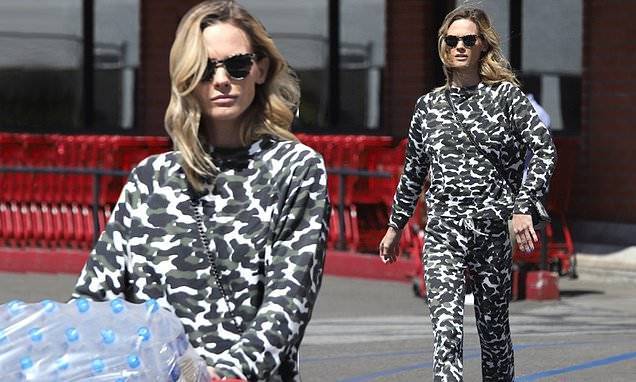 Meghan King Edmonds dons a camouflage sweatsuit while stocking up on supplies during lockdown - dailymail.co.uk - state California - county Orange - county King - city Edmond, county King