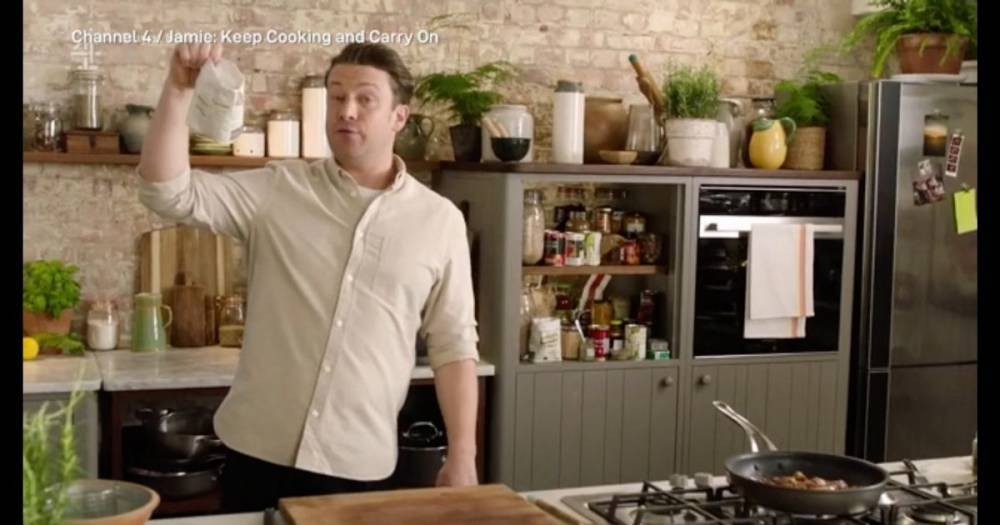 Jamie Oliver - Jamie Oliver teaches us how to cook pizza in a pan during coronavirus isolation - mirror.co.uk