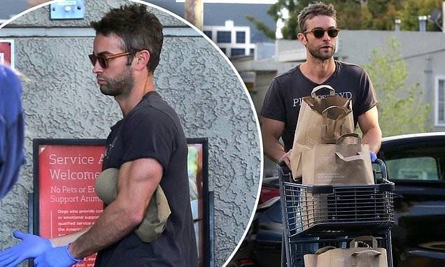 Chace Crawford keeps himself safe with a pair of latex gloves on a shopping trip to Gelson's - dailymail.co.uk - state California - county Los Angeles