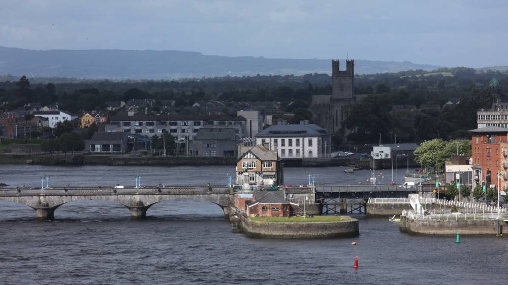 Limerick parks introduce one-way walks to reduce crowds - rte.ie - city Limerick