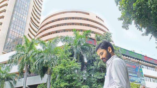 Markets end lower despite policy rate cut, liquidity dose - livemint.com - India - city Mumbai