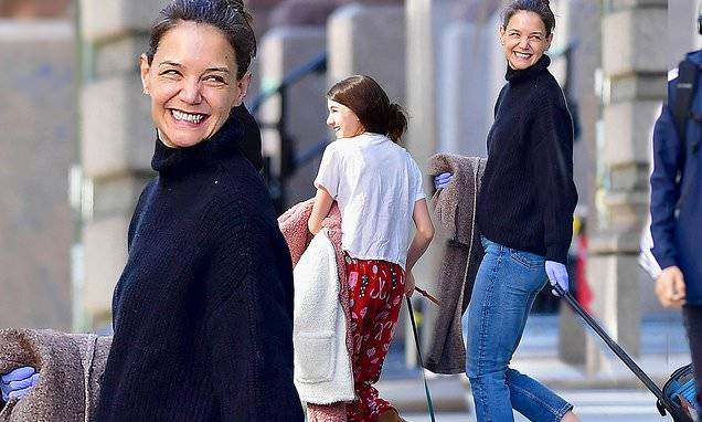Katie Holmes - Suri Cruise - Katie Holmes wears gloves as she appears to be leaving coronavirus-ravaged NYC - dailymail.co.uk - city New York - state New York