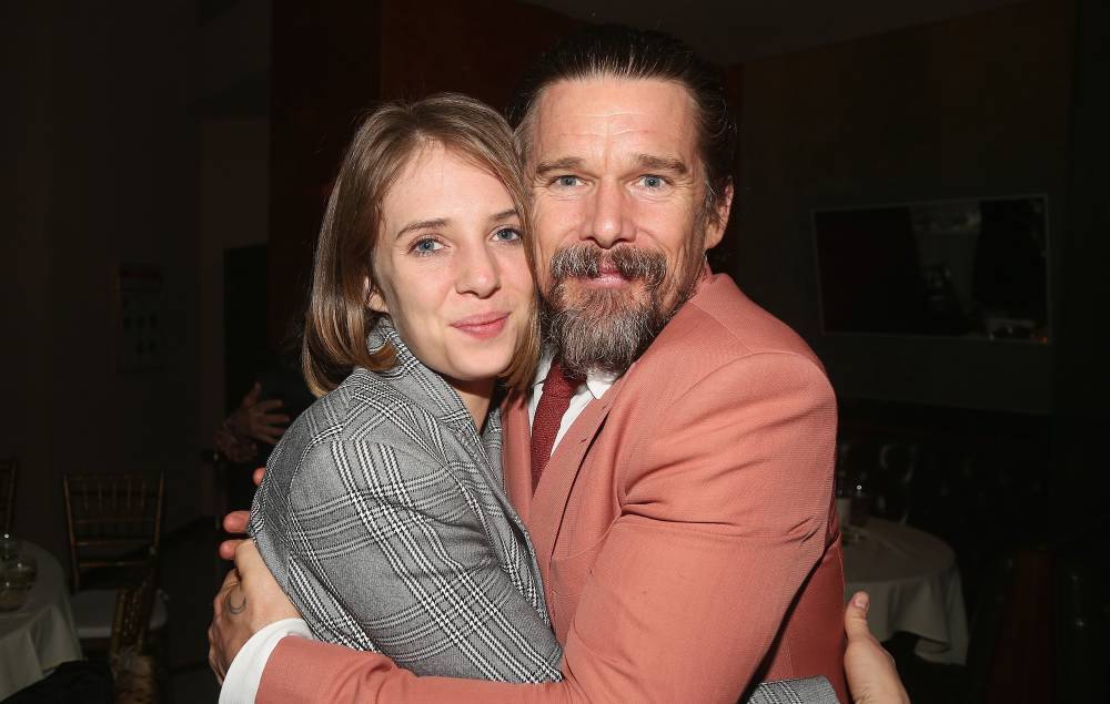 Ethan Hawke - Maya Hawke - Watch Maya and Ethan Hawke stage family singalong to Townes Van Zandt during self-isolation - nme.com - state New York - state Indiana - county Van Zandt