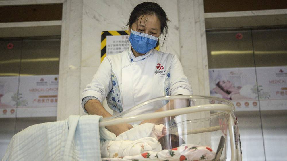 New coronavirus leaves pregnant women with wrenching choices—but little data to guide them - sciencemag.org - China - Usa