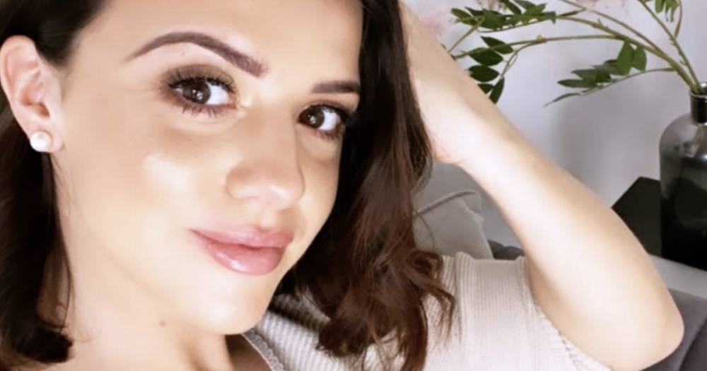Lucy Mecklenburgh - Lucy Mecklenburgh shares candid snap of herself pumping breast milk at 4am for newborn son Roman - ok.co.uk