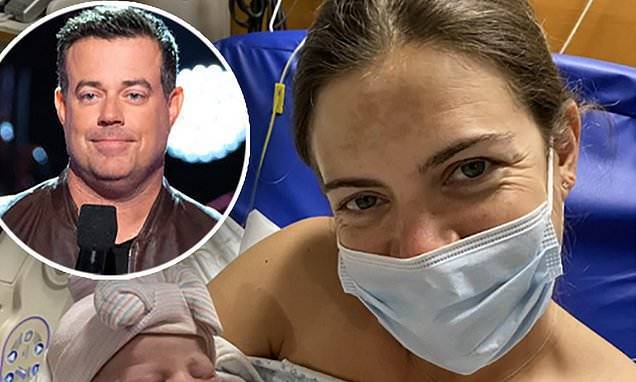 Carson Daly - Carson Daly calls his wife a 'superhero' saying she stayed alone in the hospital before giving birth - dailymail.co.uk