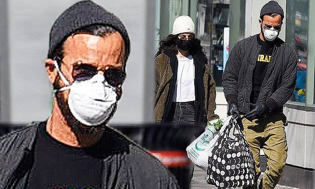 Justin Theroux - Justin Theroux dons mask and gloves while on a grocery run with lady friend amid coronavirus crisis - dailymail.co.uk - city New York