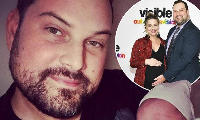 Page VI (Vi) - Max Adler welcomes first child Dylan with wife Jennifer amid global coronavirus pandemic - dailymail.co.uk - Los Angeles - city Los Angeles