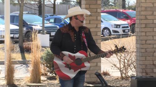 Musician sparks joy in seniors after singing outside the Kingsdale Retirement Home - globalnews.ca