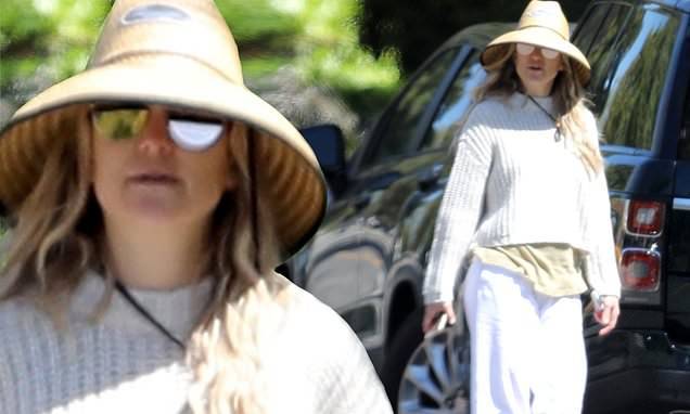 Kate Hudson - Kate Hudson covers up beneath a sun hat as actress grabs some fresh air amid coronavirus pandemic - dailymail.co.uk - Usa - state California