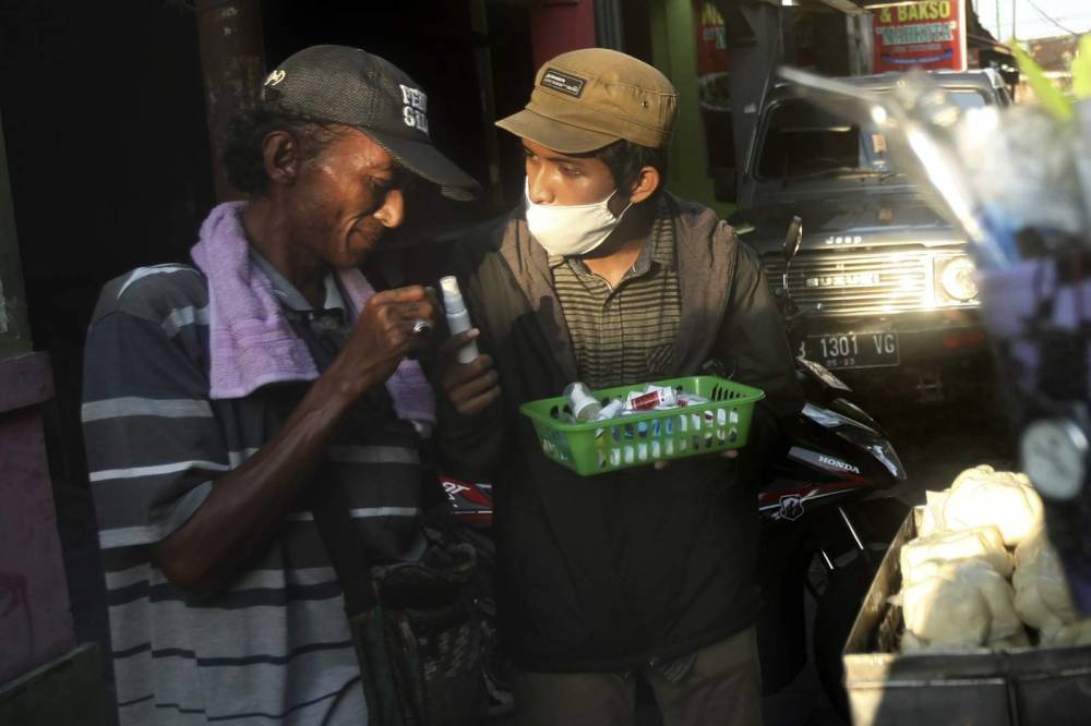 Students provide sanitizers to daily workers to fight virus - clickorlando.com - Indonesia - city Jakarta