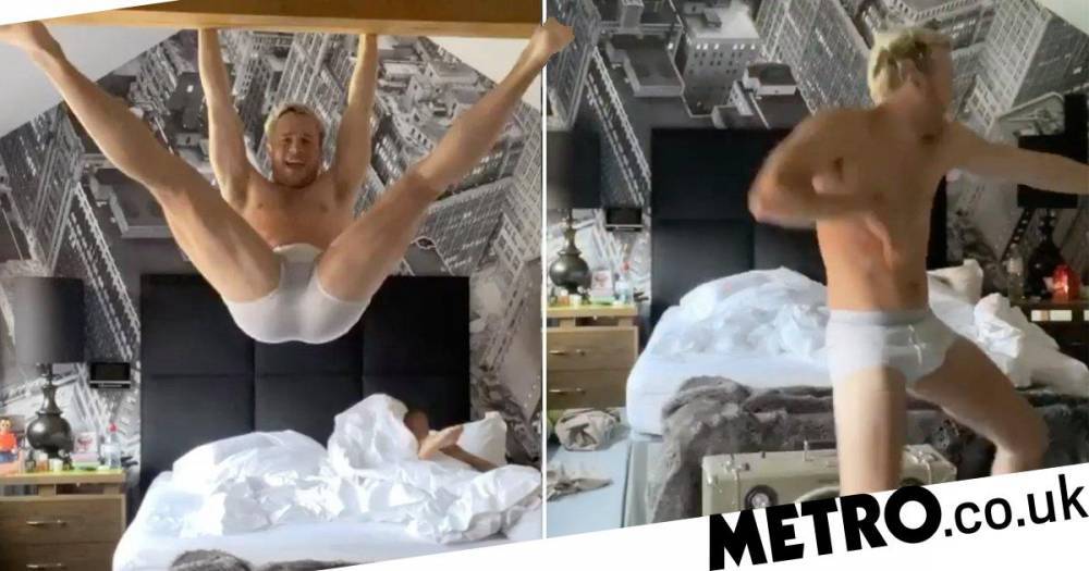 Amelia Tank - Olly Murs is clearly getting cabin fever in isolation as he wakes up girlfriend with pants dance - metro.co.uk