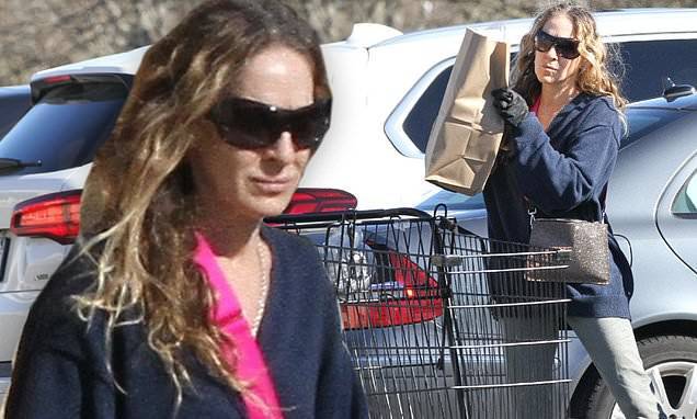 Sarah Jessica-Parker - Sarah Jessica Parker stocks up on groceries in The Hamptons... just two days after turning 55 - dailymail.co.uk - county Hampton