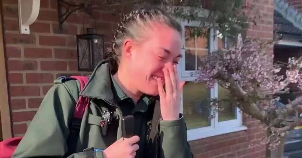 Coronavirus: Paramedic bursts into tears when her whole street claps as she goes to work - mirror.co.uk