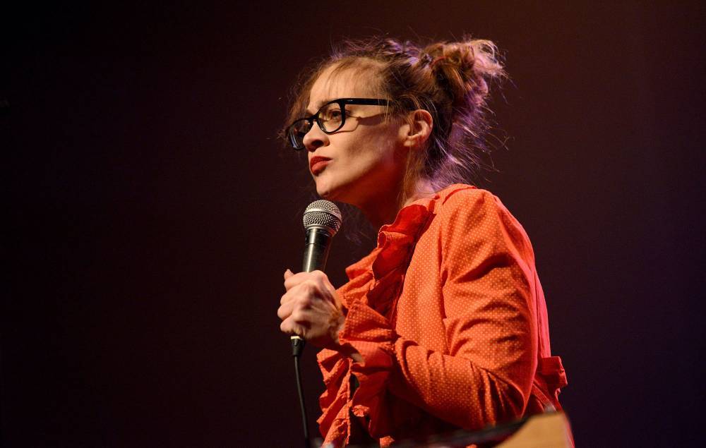 Fiona Apple says artists should accept all sync requests and donate money to charity during coronavirus pandemic - nme.com