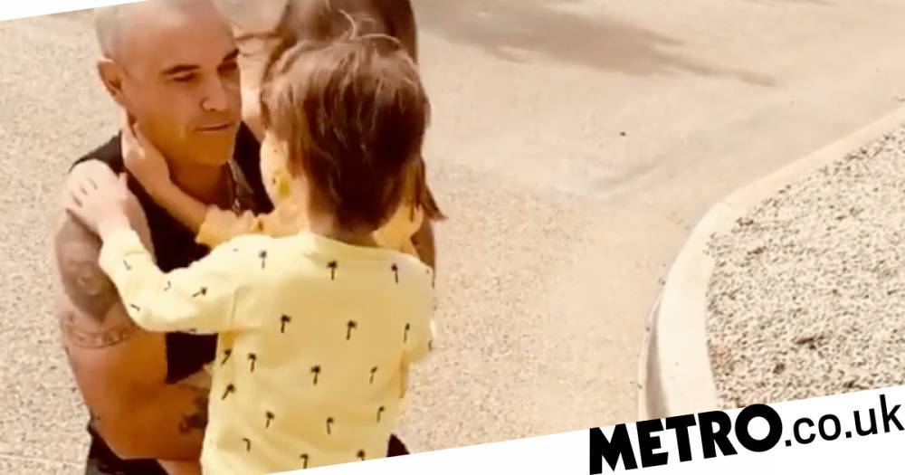 Robbie Williams - Ayda Field - Robbie Williams finally reunites with his kids after spending three weeks isolating away from family - metro.co.uk