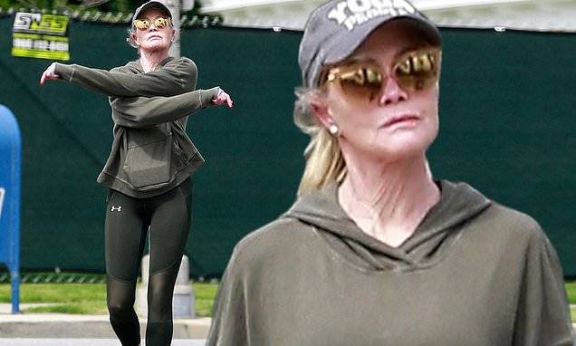 Melanie Griffith - Melanie Griffith gets some stretches in as she keeps up her workout routine with an LA walk - dailymail.co.uk - Los Angeles - state California - city Los Angeles