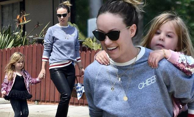 Olivia Wilde - Olivia Wilde is all smiles as she enjoys a picnic in the park with three-year-old daughter Daisy - dailymail.co.uk